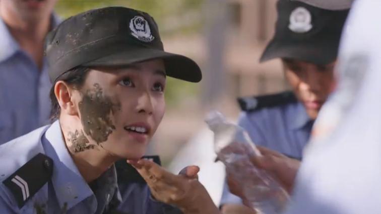 邢菲|脸上越脏，演技越稳！白鹿的清醒，让多少“资源咖”羞红了脸？