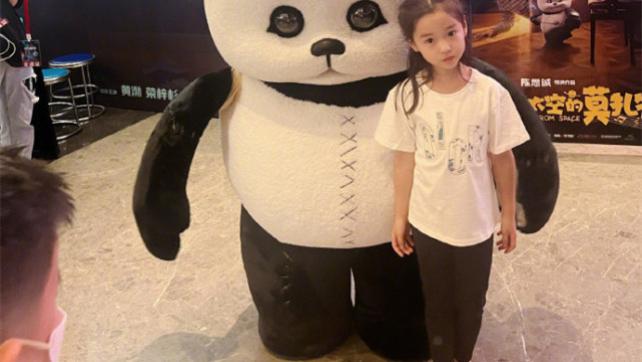 董璇|董璇带女儿看陈思诚新作并大赞，小酒窝五官俏丽，笑起来超像妈妈