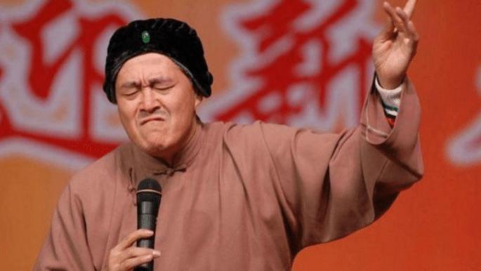 赵本山|赵本山铜像已经残败不堪，景区也无人问津，活人立雕像见过吗？