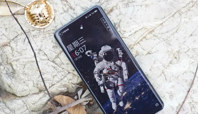 一加科技|一加機皇不再高傲，2K屏+哈蘇認證+無線充電，跌至3999元開始變香