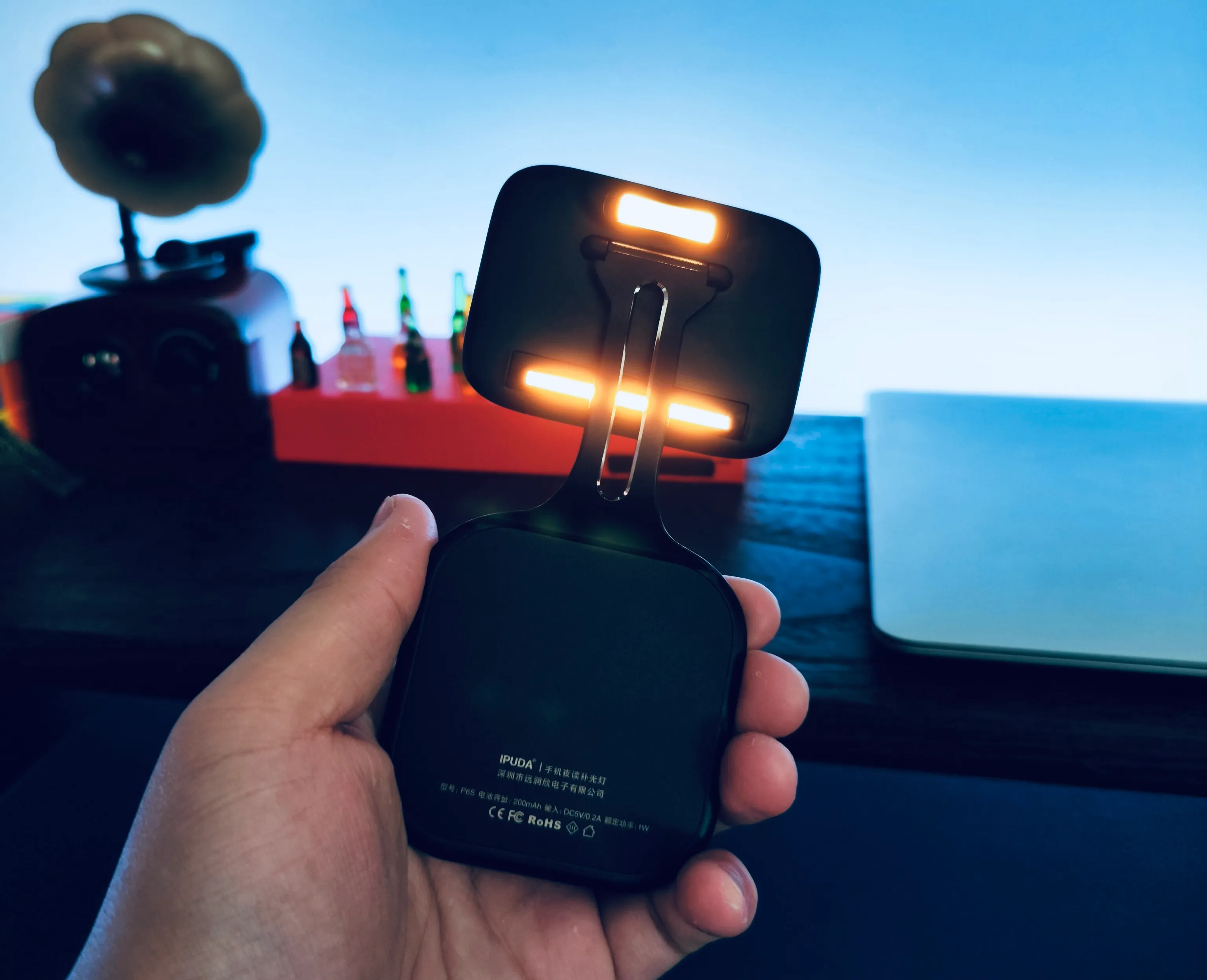 iPhone|嫌弃iPhone太伤眼?外挂补光灯了解一下。