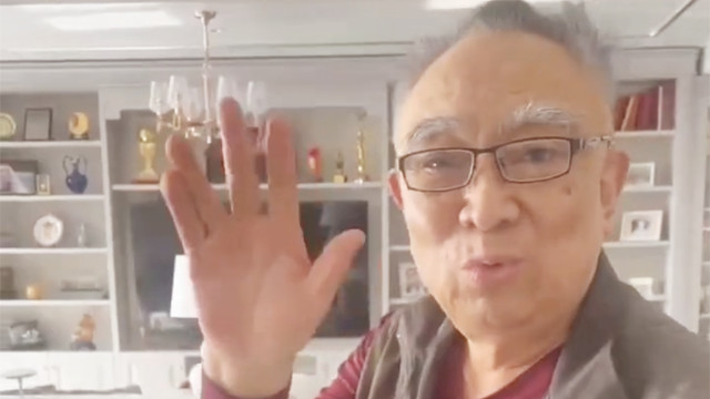 75岁鲍国安自曝家庭内景，墙上挂三幅角色画像，装修简单略显拥挤