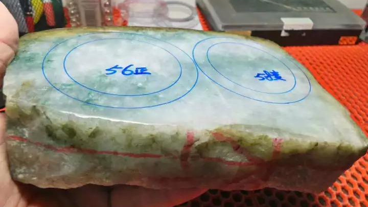 手绘|长腿小哥花6000淘了块原石，切开第一刀就有人出价10万，商家都愣住了