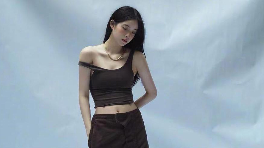 欧阳娜娜|欧阳娜娜分享夏日写真，穿衣搭配惹争议，评论区内容扎心了