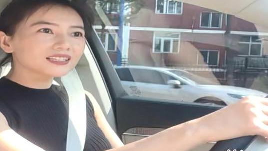 高圆圆|高圆圆开63万豪车回云岗，生图状态引热议，安全带意外勒出游泳圈