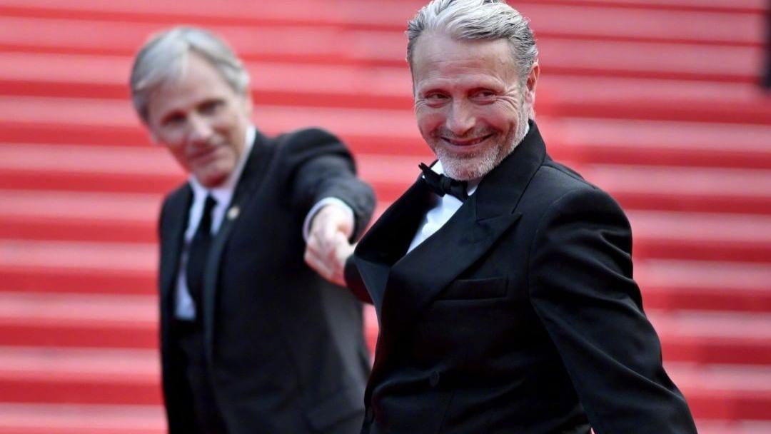 戛纳红毯|拔叔好热情！戛纳红毯主动和人皇手拉手，拔叔老婆直接看呆了