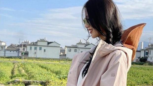 香奈儿|刘诗诗不露脸照样时尚，背4万香奈儿包出游，相当吸睛！