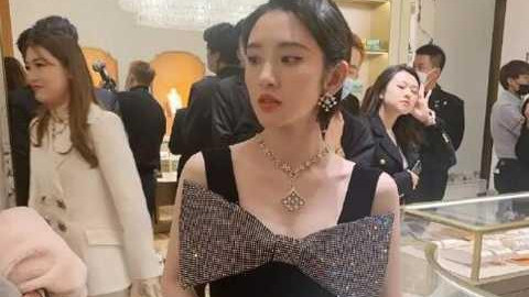 唐艺昕|33岁唐艺昕产后瘦成纸片人，“筷子腰”吓人，还是健康最重要啊