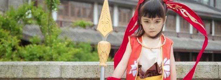 女孩|天赋异禀,7岁小女孩COS“哪吒”火了,动作表情没有丝毫区别