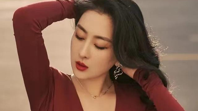 裴秀智|41岁马苏罕晒性感照，身形纤瘦呈“S”型