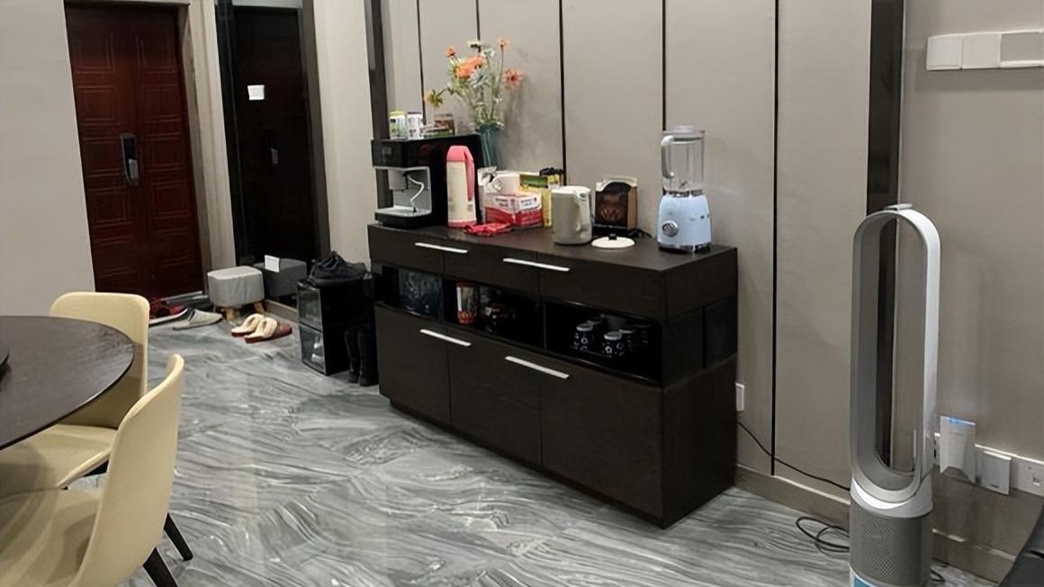 新房入住快一年，电视墙真抢眼，厨房太实用啦，鼓起勇气晒晒