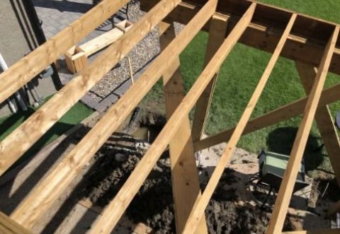 夫妻买别墅刚住进去，阳台塌了，妻子永久残疾