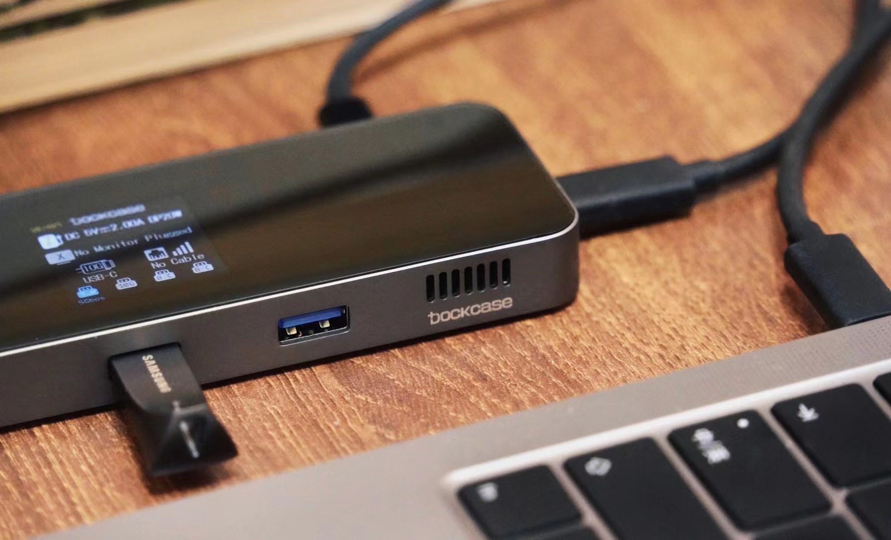 |创作生产力笔记本，这届MacBook“挤牙膏”，华硕创16或许更适合