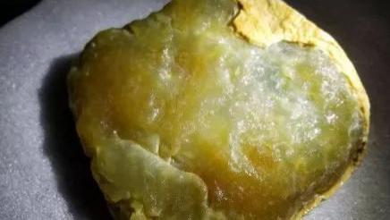 古董|玉赏 ▏一块黄翡加工出来的巨蟒，看了让人直起鸡皮疙瘩，栩栩如生！