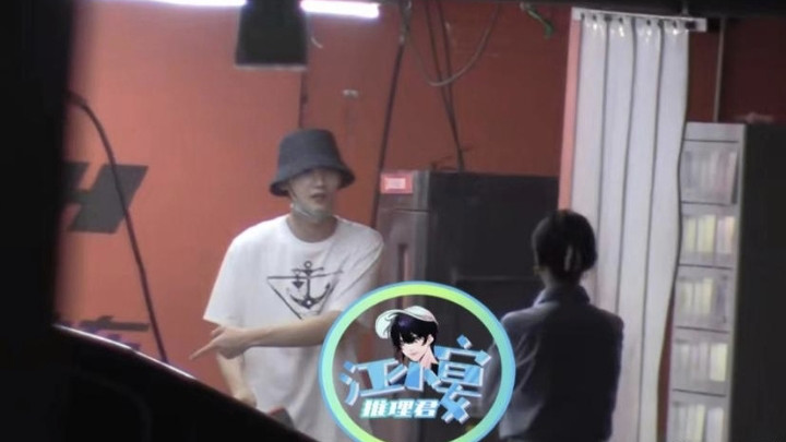 邢昭林|邢昭林深夜和蒋梦婕一起洗车，被三家媒体围观，男方发现后独自离开