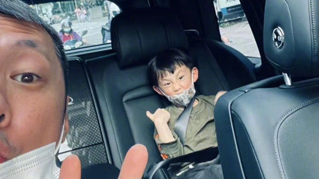 余文乐|余文乐晒亲子照！近千万豪车引热议，靠自创品牌获利超7500万元