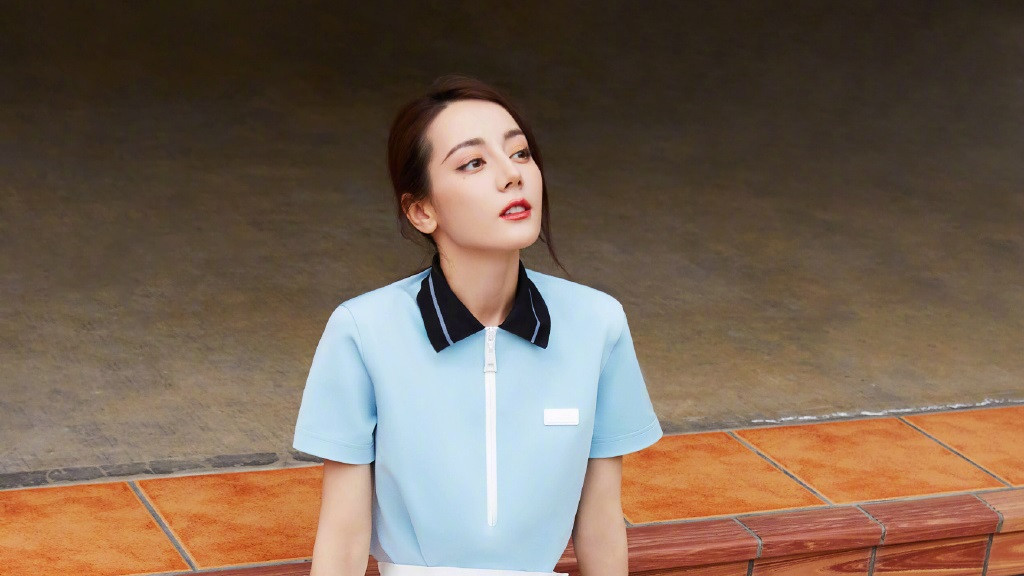 刘诗诗|迪丽热巴晒日常随拍，蓝衣白裙秒变学姐，与新剧角色造型撞色