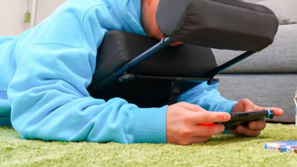 微软|玩Switch更爽了！日本奇葩靠枕脑洞太大：能趴着玩手机掌机