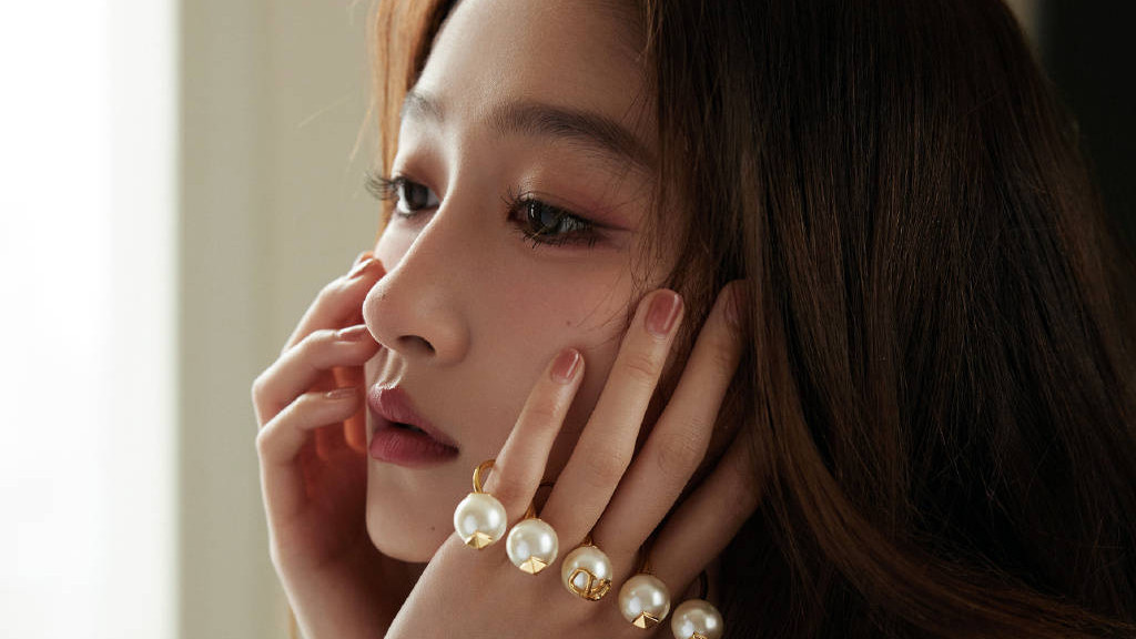 胜算|关晓彤写真大片曝光 一袭小黑裙气质迷人