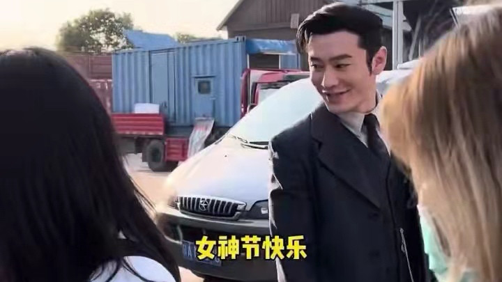 张雨绮|黄晓明女神节出手阔气，给剧组每个女生发红包，送妈妈上百朵玫瑰