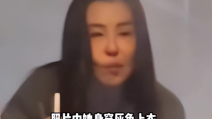 王祖贤|55岁王祖贤佝偻身体在小店吃火锅，吃完用手擦嘴！身材发胖认不出