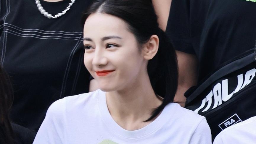 迪丽热巴|迪丽热巴晒摘草莓照片，一身休闲装活力十足，全程不露脸气质难掩