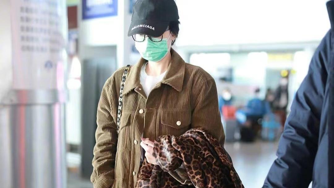 孙怡穿棕色系灯芯绒套装走机场，低调温暖显质感