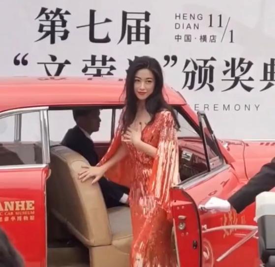 朱珠|朱珠穿深V礼服出席活动，怕走光整理领口，服务生一直在看