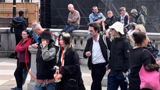 马思纯|马思纯英国逛街被拍，胖到严重变形认不出，一看就是生完孩子了！