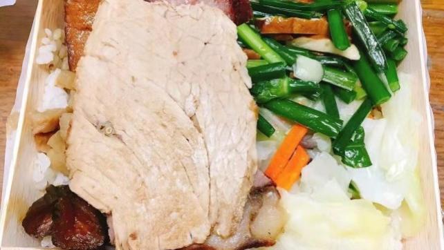 便当|他崩溃：木盒便当吃到最后，饭粒很难挖干净！网民分享正确吃法