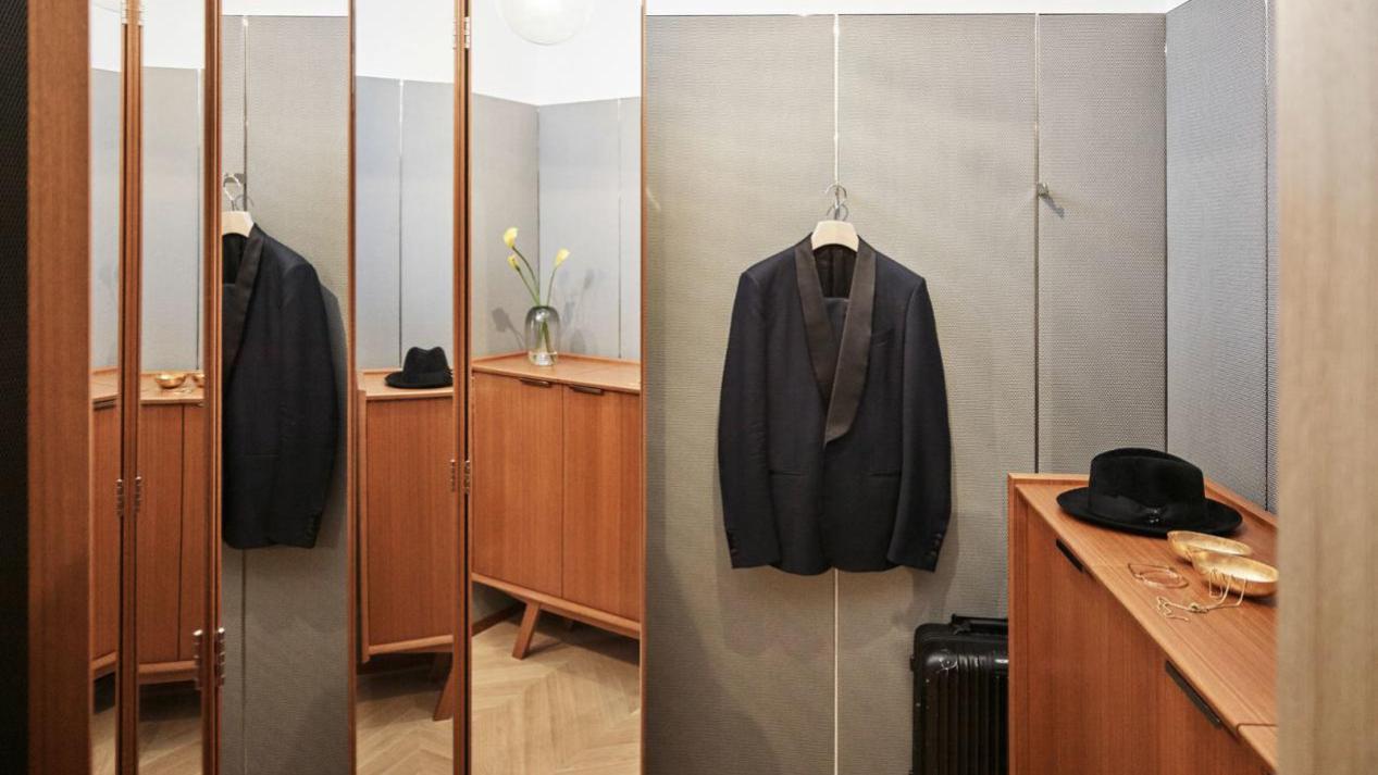 拆掉厨房隔墙，改用铝框玻璃，空间联通后，78㎡高级、通透许多