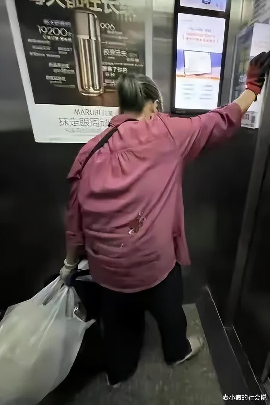 多坐电梯多收费? 老人捡垃圾一天搭60多次电梯, 被物业催缴近3万