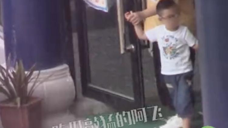 赵丽颖|冯绍峰带儿子横店聚餐后，赵丽颖派车从前夫处接爱子团聚，3岁想想已戴眼镜