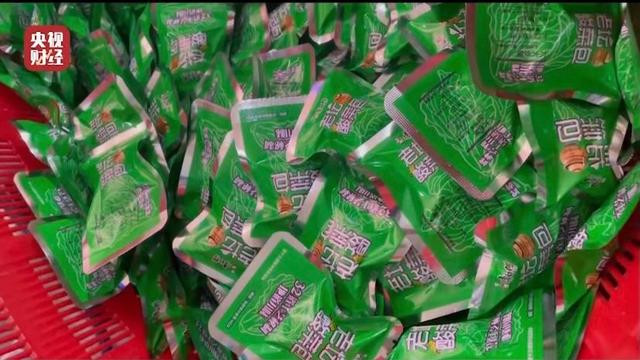 酸菜|酸菜有臭脚味？网友把酸菜包扔进垃圾桶，庆幸自己没吃里面的酸菜