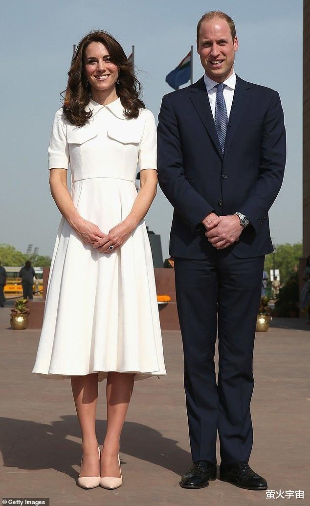 新西兰女总理见英国首相，努力挣脱大力握手，奶白裙撞衫凯特王妃