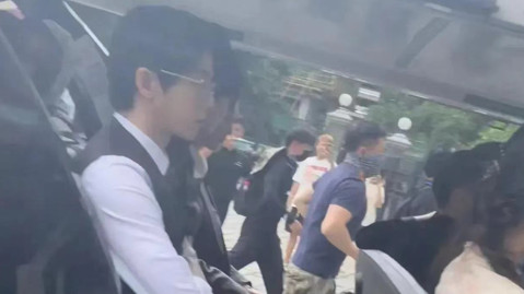 华晨宇|华晨宇被嘲不自信，增高鞋比高跟鞋还高？网友：学学人家曾志伟！