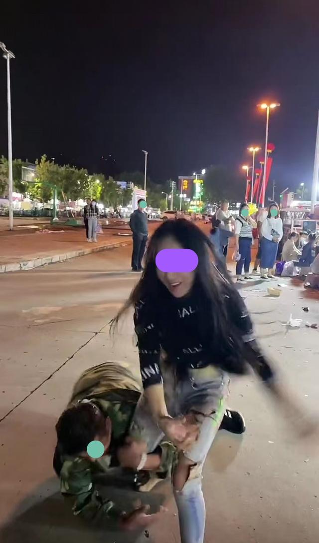 女子想去找前夫复合，哥哥百般阻拦，甚至趴在地上抱她小腿不让去