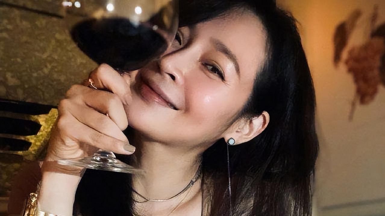 温峥嵘|40岁于明加保养得像小姑娘，相亲遇到富豪老公，任其发展演艺事业