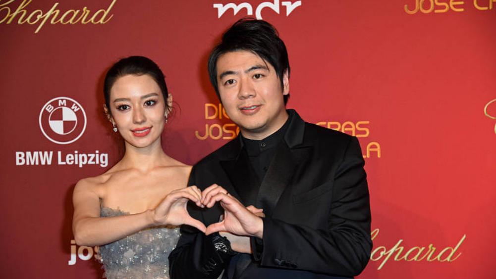 任敏|郎朗老婆吉娜也是人间芭比，穿抹胸裙曲线明显，可真是一精致美人