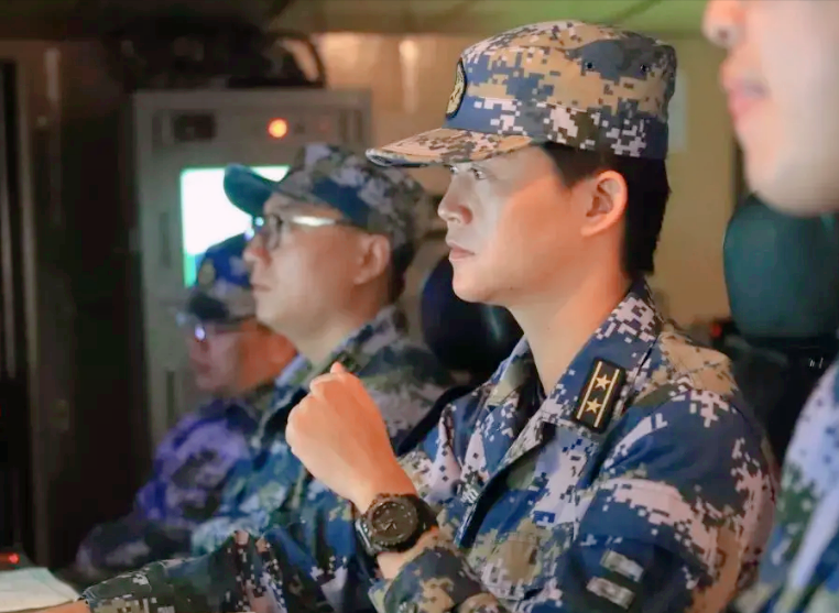 华为|首位海军女舰长有多牛？被她的履历惊艳了，电视剧都不敢这么拍
