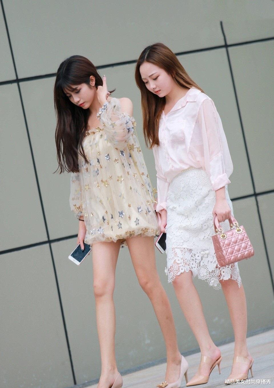 街拍：夏天穿连衣裙轻松又凉快，和好姐妹一起穿着清凉的裙装出门