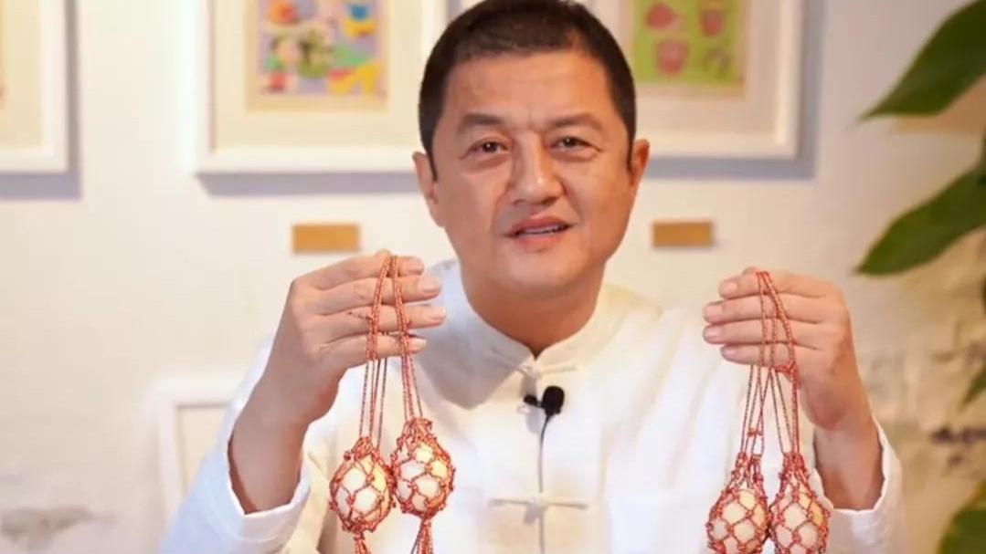 李亚鹏|50岁李亚鹏与友人一起“斗蛋”，吃五色饭，称发福还是消肉