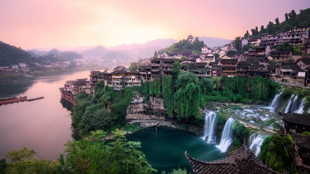 隔离|挂在瀑布上的千年古镇，景色优美，你想去看看吗？