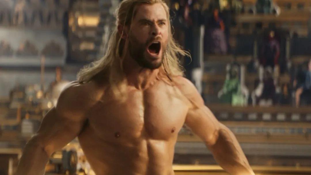 克里斯·海姆斯沃斯|39岁锤哥全果镜头首次曝光：蜜桃臀惨被打码，还拿我们当外人