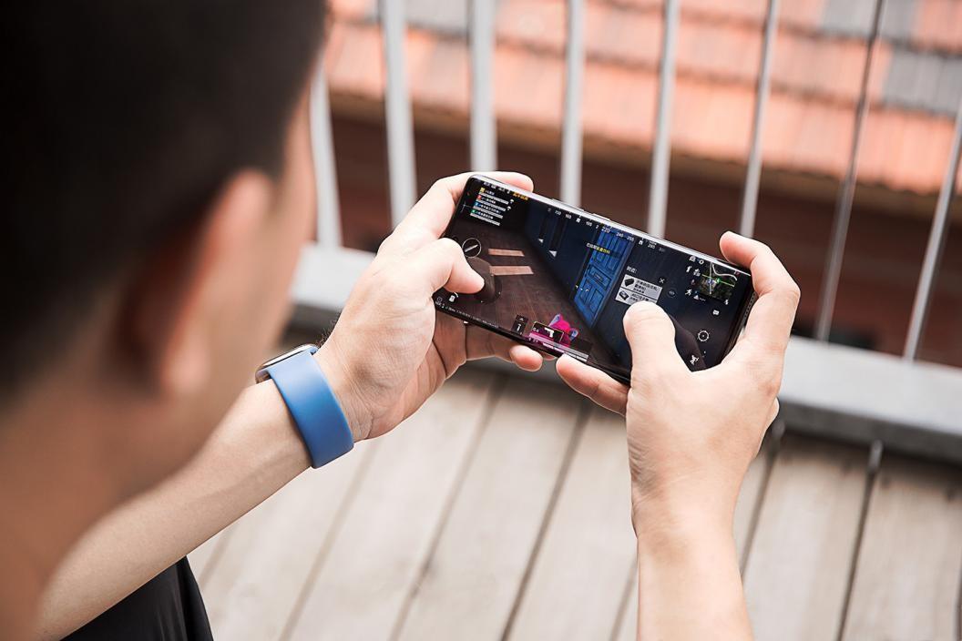 iqoo8|设计+游戏体验兼具，入手iQOO 8 Pro不过时，赛道版更合适！