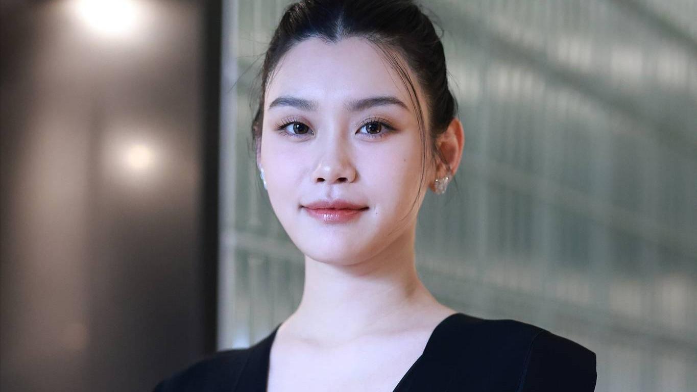 奚梦瑶|奚梦瑶产后复出，穿着深V黑裙参加活动，发际线还是很堪忧！