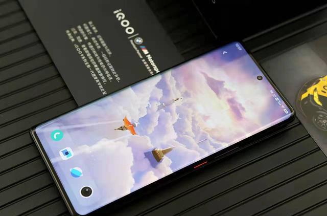 小米科技|独显芯+1TB，台积电骁龙8+5000mAh，iQOO10Pro锋芒毕露