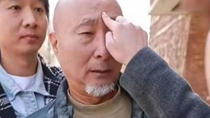 陈佩斯|陈佩斯也藏私房钱！和老婆当街吵架，儿子松手就怂，网友：妻管严
