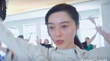 腮红 40岁范冰冰公开近况，扎马尾皮肤状态无敌好