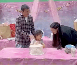 陈冠希再次为5岁女儿庆生，与秦舒培甜蜜对视，两位亲姐姐皆到场